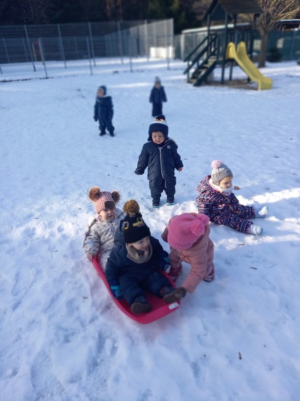 PRVI SNEG- ČAROBNA ZIMSKA PRAVLJICA Z OTROKI