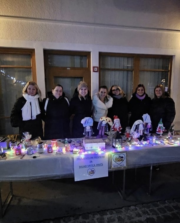 PRAZNIČNA STOJNICA VRTCA ZREČE NA SREČNI PLOŠČADI