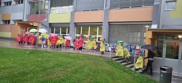 Z DEŽNIKI V ROKAH NA OBISK V &Scaron;OLO.